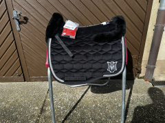 Mattes Eurofit Schabracke Dressur L samt Crystal schwarz Lammfell vorne und hinten