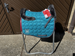 Mattes Eurofit Schabracke Dressur L Lammfell Steppstoff Glanz Steppstoff petrol