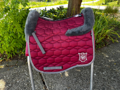 Mattes Eurofit Schabracke Dressur L Lammfell Glanz Steppstoff bordeaux Sofort lieferbar!