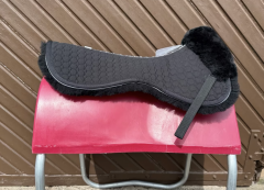 MATTES Lammfell Sattelkissen Fellrand vorne schwarz/schwarz