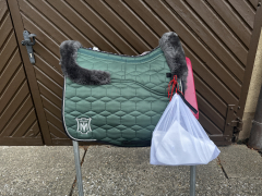 Mattes Schabracke Correction Dressur racing green Steppstoff glanz L Sofort lieferbar!