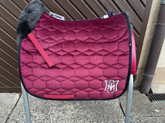 Mattes Schabracke Dressur L Lammfell Samt bordeaux rot Lammfell vorne spine free Sofort lieferbar!