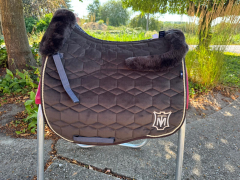 Mattes Schabracke Dressur Erofit L Lammfell Samt braun vorne und hinten Sofort lieferbar!