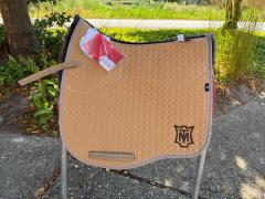 Mattes Schabracke Dressur L Steppstoff Lammfell sand Lammfell Sofort lieferbar!
