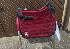 Mattes Schabracke Dressur L Lammfell bordeaux Correction vorne und hinten Sofort lieferbar!