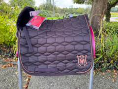 Mattes Schabracke Dressur L Lammfell Steppstoff Glanz braun vorne Sofort lieferbar!