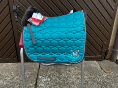 Mattes Schabracke Dressur L Lammfell Steppstoff Glanz petrol Sofort lieferbar!