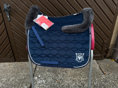 Mattes Schabracke Dressur navy Samt L vorne hinten Kordel: goeland Fellrand vorne Sofort lieferbar!