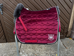 Mattes Schabracke Dressur bordeaux rot samt Gr. L vorne Sofort lieferbar!